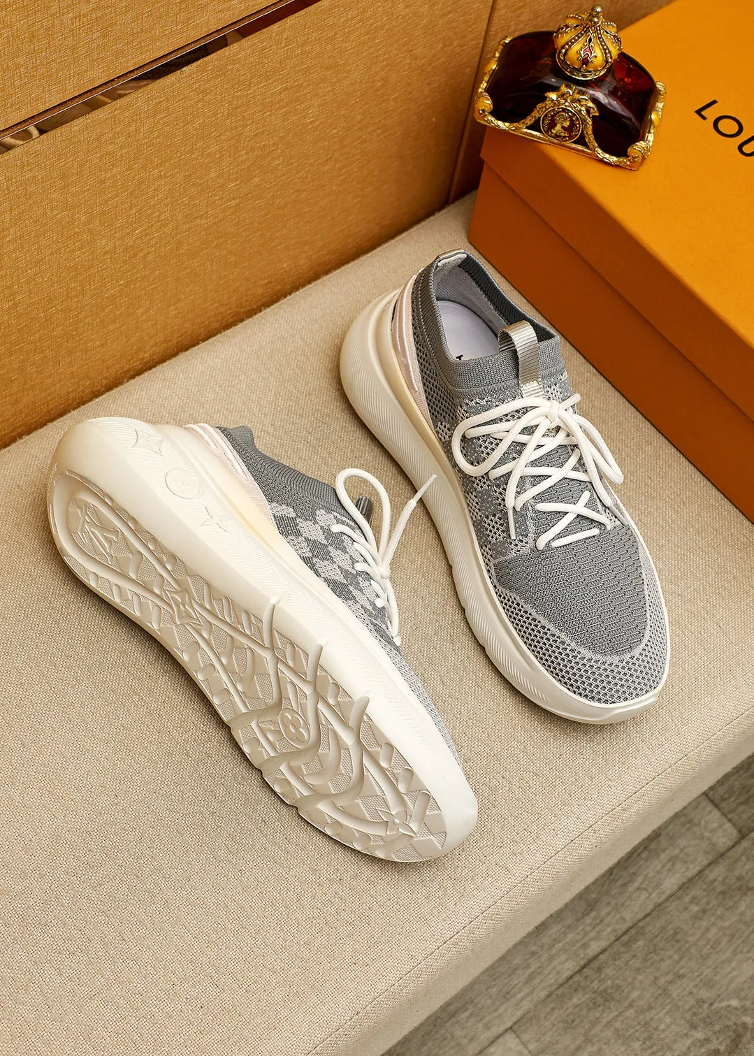 Men's men's shoes 💰480💐 Louis Vuitton Louis Vuitton 2025 new four-season lace-up series! The complex fly-knitting process for shoe uppers is now on the market. The counter has LV shape embossed stitching with original patterns, original raw materials, fabrics, and original fly-knitting! The inside is original and customized! 1:1 outsole mold opening! Foam outsole! 38-44 (45 customized)